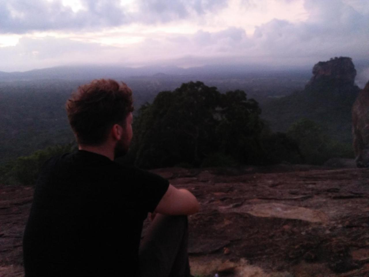 One More Night Hostel Sigiriya Bagian luar foto