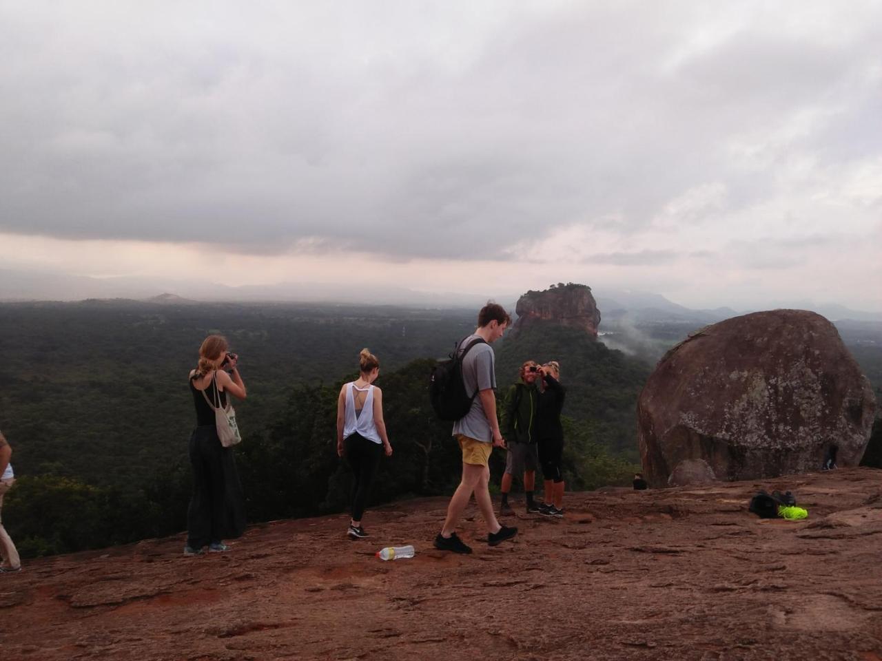 One More Night Hostel Sigiriya Bagian luar foto