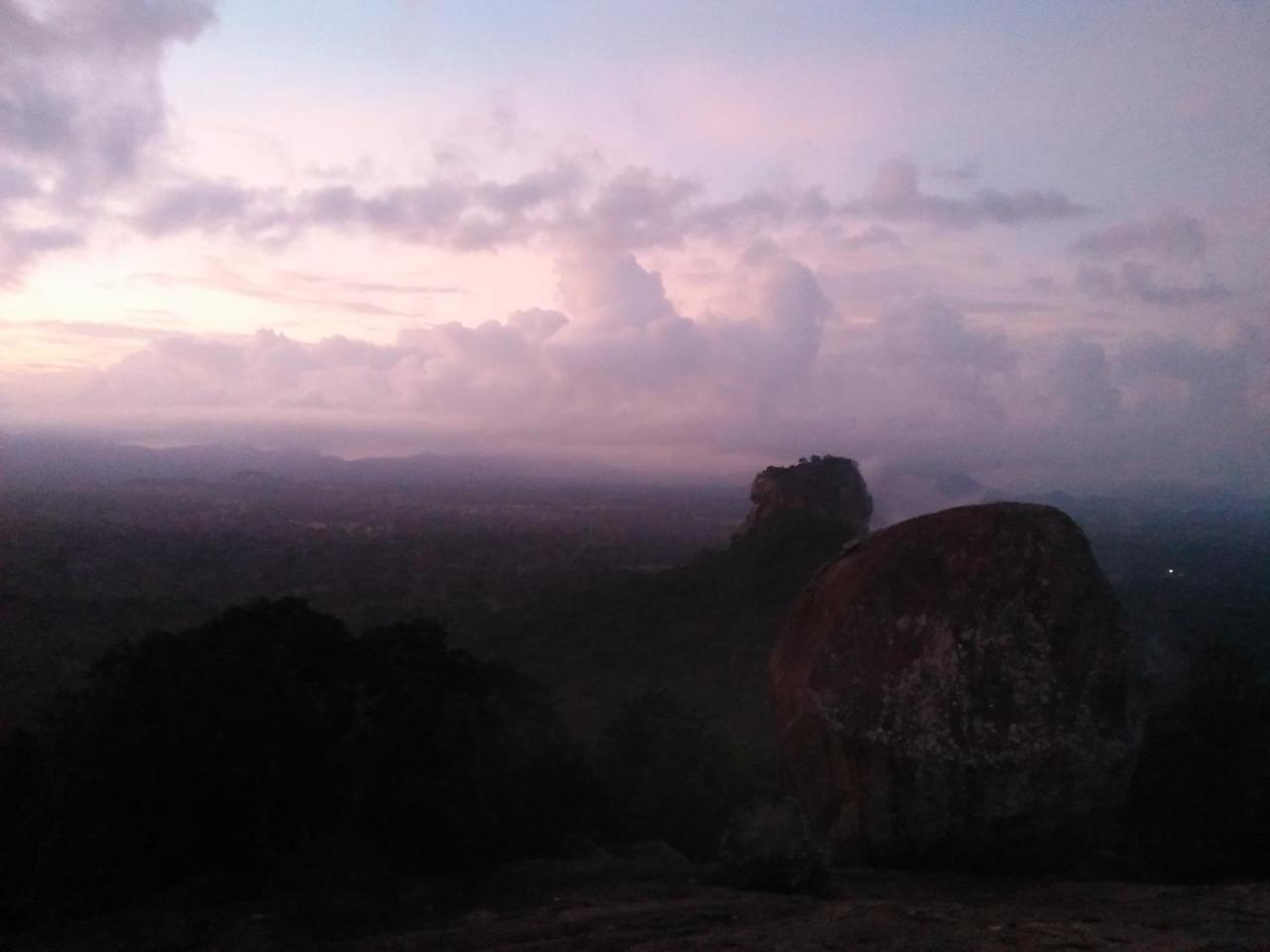 One More Night Hostel Sigiriya Bagian luar foto