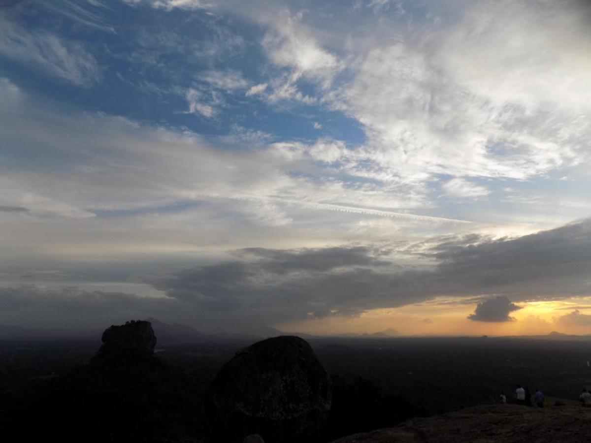 One More Night Hostel Sigiriya Bagian luar foto