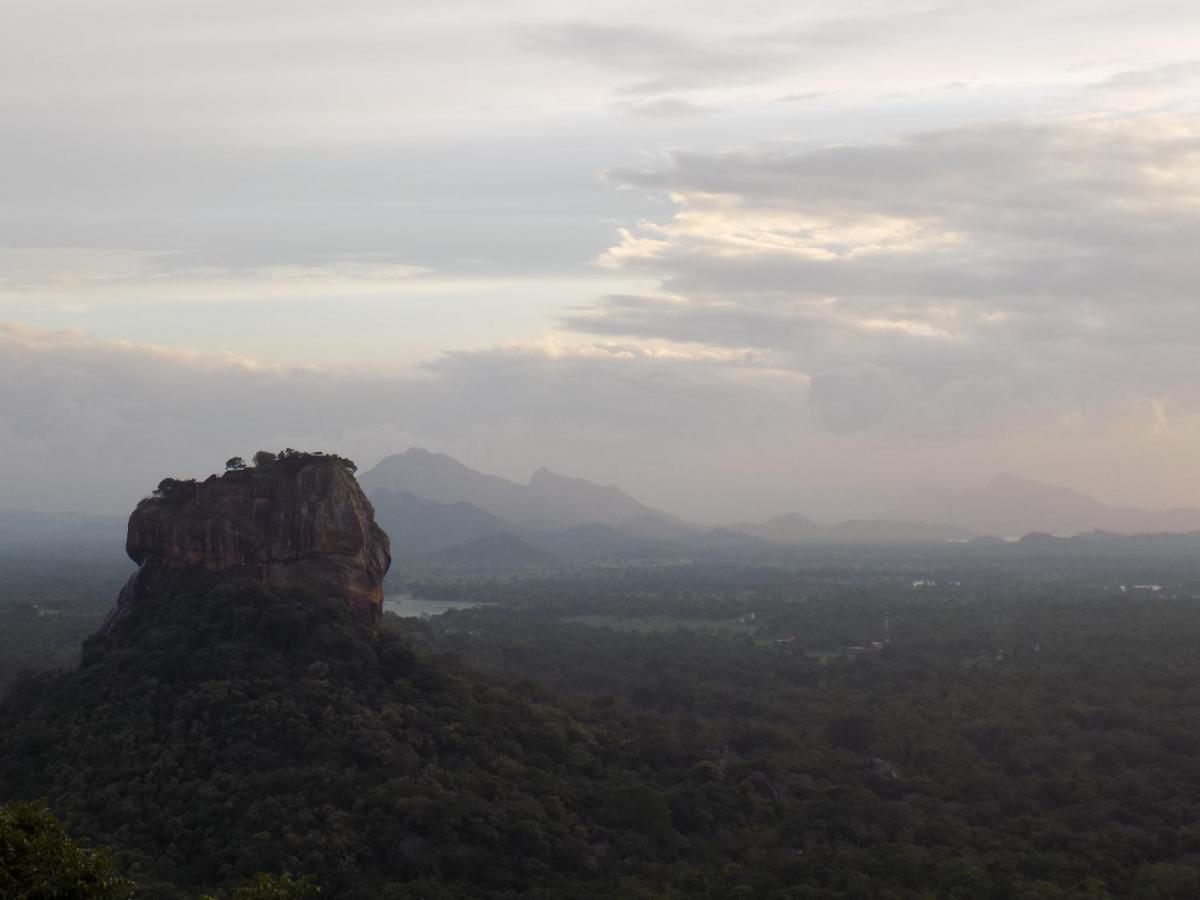 One More Night Hostel Sigiriya Bagian luar foto