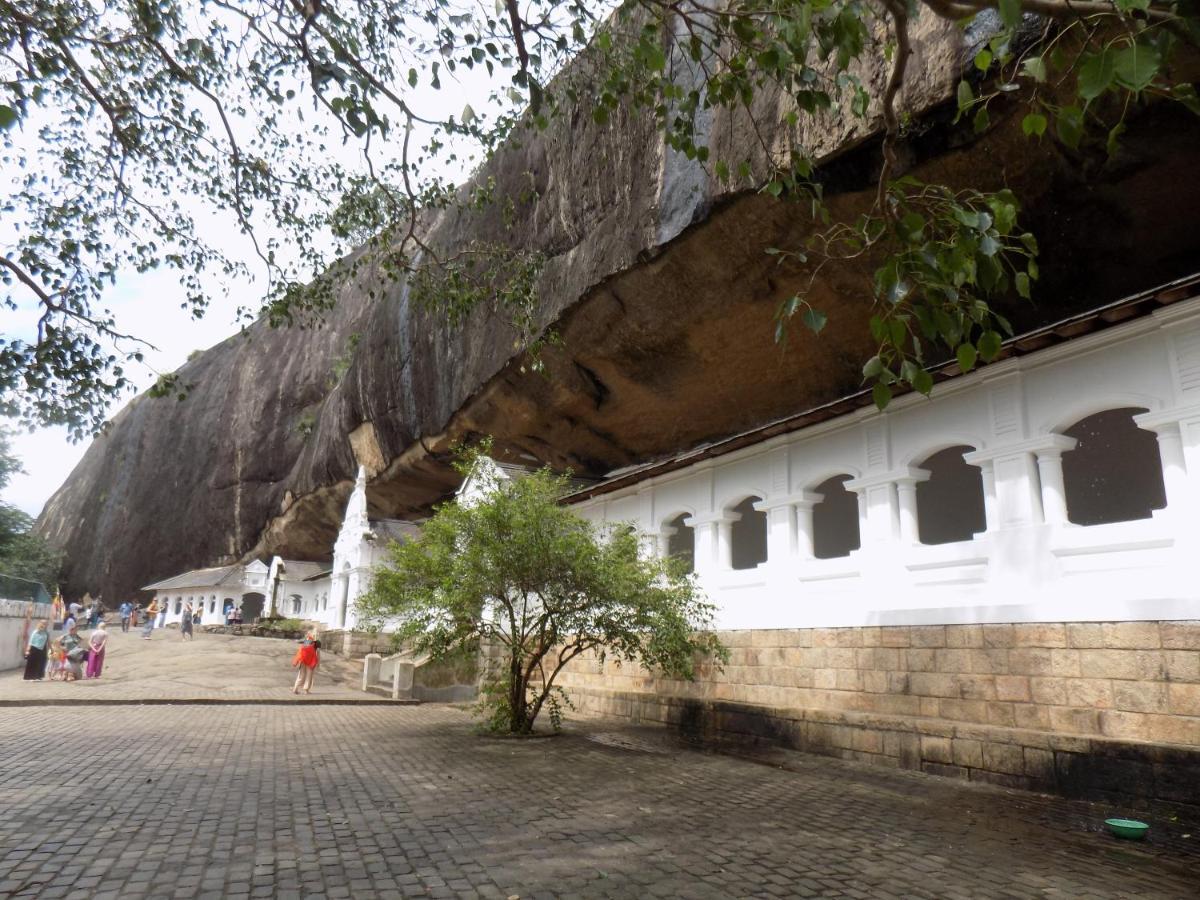One More Night Hostel Sigiriya Bagian luar foto